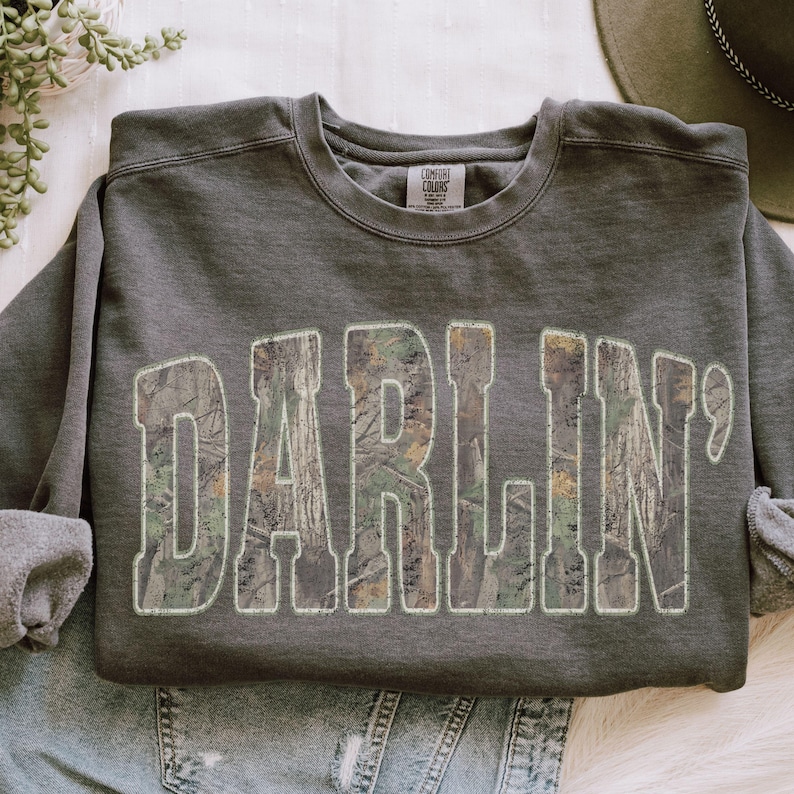 Custom Comfort Colors Camo Sweatshirt, Vintage Woodland Camo Personalized Shirt, School Team Spirit Tee, University Varsity Gift Bild 5