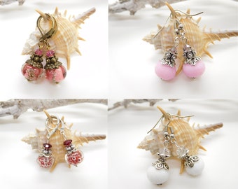 Boucles d'oreille pendantes avec perles en verre lampwork, , classique , cadeau femme ,  cadeau saint valentin , bijou artisanal lampwork