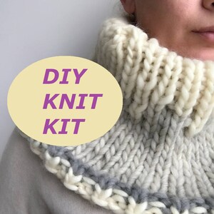 Può includere: Kit fai-da-te per la maglia con un collo a maglia bianco e grigio. Il collo ha una trama a coste e un bordo decorativo.