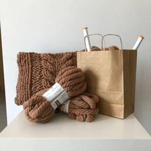 Big yarn pillow knit kit, DIY knitting kit, Big yarn cushion knit kit, Chunky yarn pillow DIY, cable knit pillow pattern, diy wool project image 7