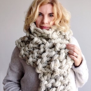 Beginner knitting kit Chunky scarf Gift for knitting friend image 7