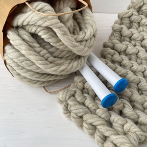 Beginner knitting kit Chunky scarf Gift for knitting friend image 4