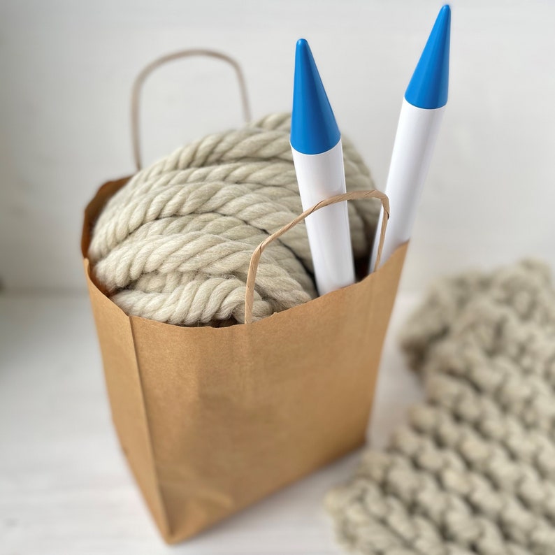 Beginner knitting kit Chunky scarf Gift for knitting friend image 2