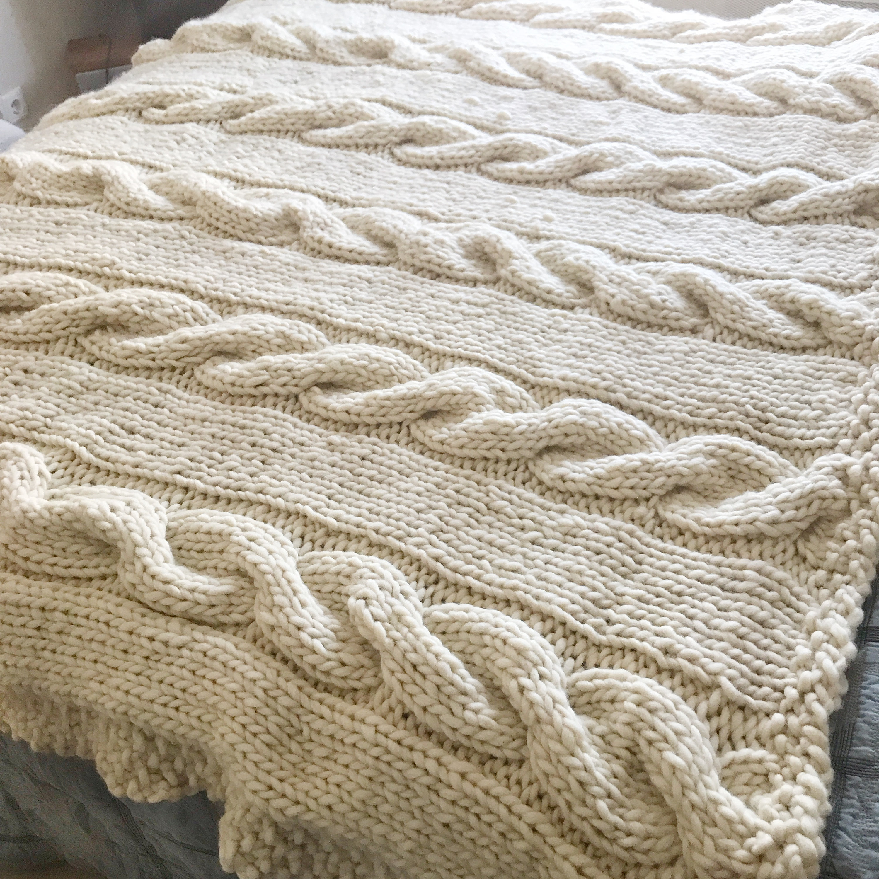 White cable knit blanket hotsell
