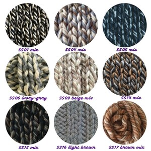 Op de afbeelding: Negen verschillende garenkleuren, elk in een cirkel, die de textuur van het garen laten zien. De kleuren zijn zwart en wit, bruin en wit, blauw en grijs, ivoor en grijs, beige en wit, bruin en grijs, zwart en grijs, lichtbruin en bruin.