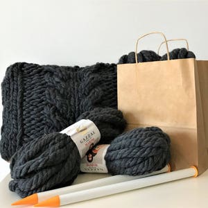 Big yarn pillow knit kit, DIY knitting kit, Big yarn cushion knit kit, Chunky yarn pillow DIY, cable knit pillow pattern, diy wool project image 3