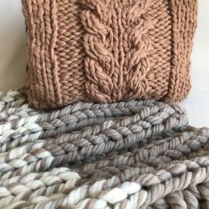 Big yarn pillow knit kit, DIY knitting kit, Big yarn cushion knit kit, Chunky yarn pillow DIY, cable knit pillow pattern, diy wool project image 6