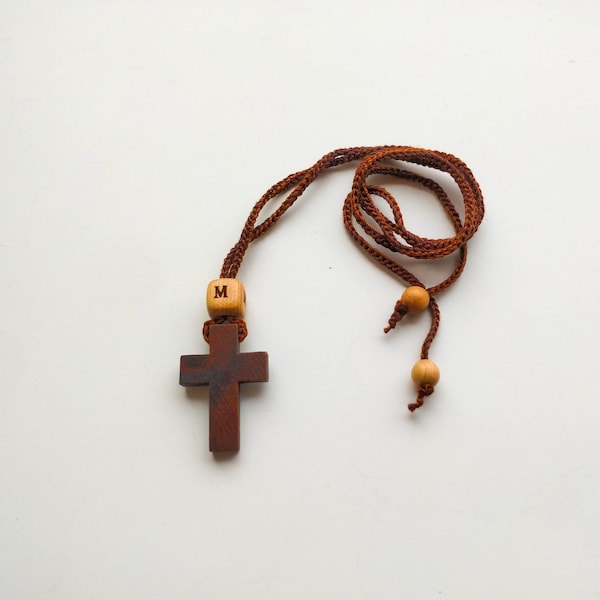 Wooden cross choker necklace in Brown