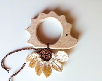 Erizo de madera maciza personalizado con flor de ganchillo