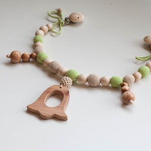 Gehaakte kinderwagenketting met jeneverbesbel en kralen