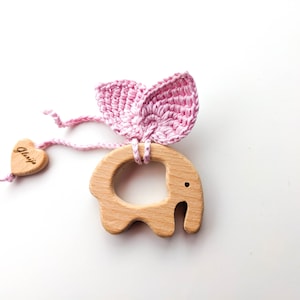 Elefante de madera personalizado con alas de crochet y corazón grabado