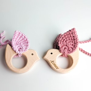Pájaro grabado personalizado con alas de crochet: pájaro de juguete de madera para bebés