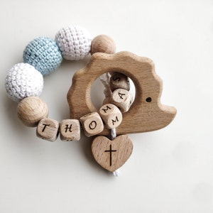 Recuerdo de bautizo personalizado - Erizo de madera decorado con crochet y cuentas con letras - Regalo para padrinos - Regalo de agradecimiento para padrinos
