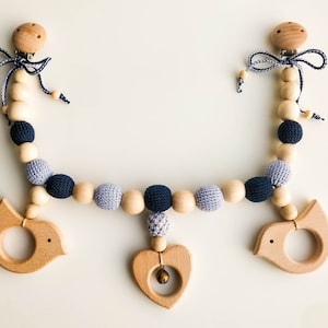 Guirnalda para cochecito de bebé en azul claro y azul oscuro con juguetes de madera - Pájaros y corazón