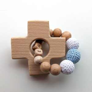 Recuerdo de Bautismo Personalizado - Cruz de Madera Decorada con Cuentas de Letras y Ganchillo - Regalo para Padrinos - Regalo de Agradecimiento para Padrinos