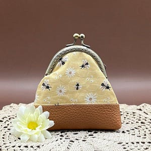 Bee Coin Purse Clasp Wallet Kiss Lock Frame Closure Pouch Small Change Holder Floral Faux Leather Carryall Beekeeper Gift Idea Honeybee