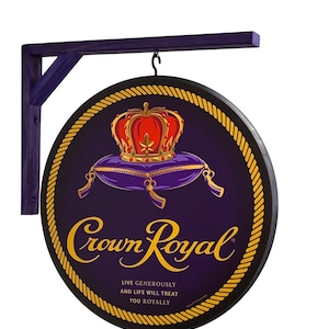 Letrero de pub Crown Royal de doble cara de 12 pulgadas de diámetro. Incluye soporte de madera para colgar en la pared y herrajes para colgar. Solo para uso en interiores.