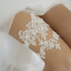Lace & Pearls ivory lace wedding garter set, Pearl garter set, floral lace garter, lace wedding garter, style G06 imagem 2