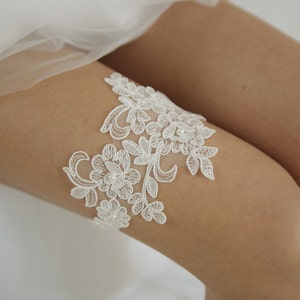 Lace & Pearls ivory lace wedding garter set, Pearl garter set, floral lace garter, lace wedding garter, style G06 imagem 5