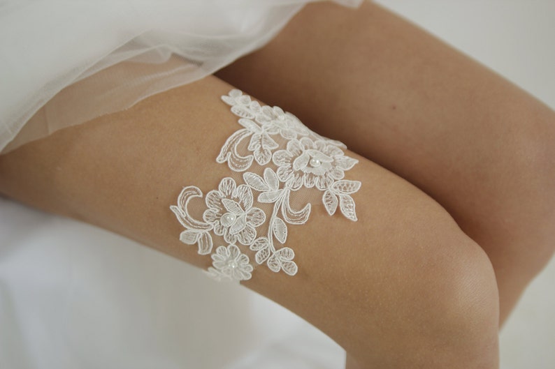 Lace & Pearls ivory lace wedding garter set, Pearl garter set, floral lace garter, lace wedding garter, style G06 imagem 5