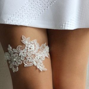 Lace & Pearls ivory lace wedding garter set, Pearl garter set, floral lace garter, lace wedding garter, style G06 imagem 3
