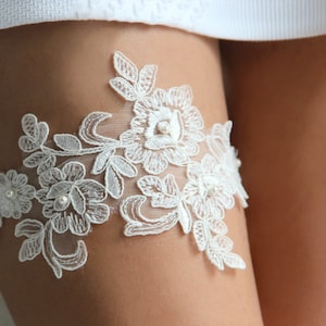 Lace & Pearls ivory lace wedding garter set, Pearl garter set, floral lace garter, lace wedding garter, style G06 imagem 1