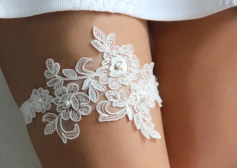 Lace & Pearls ivory lace wedding garter set, Pearl garter set, floral lace garter, lace wedding garter, style G06 imagem 1
