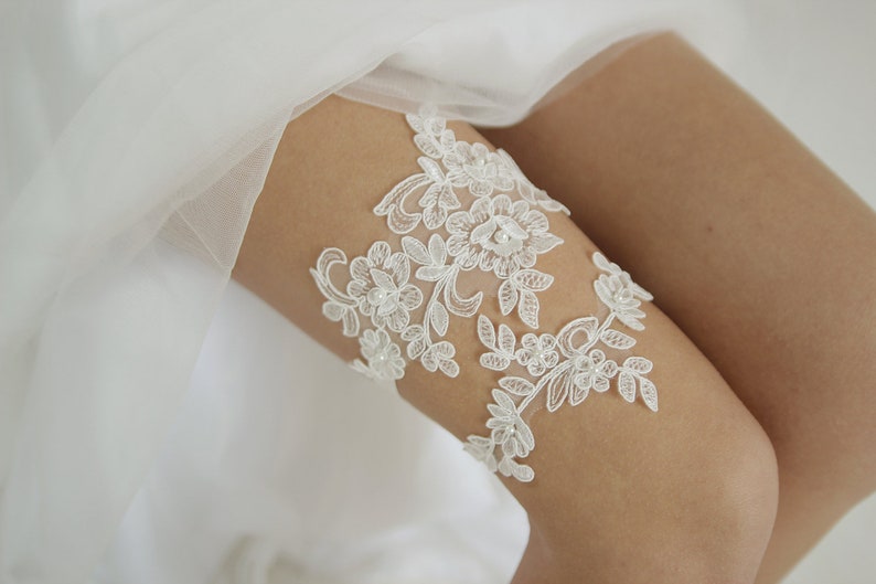 Lace & Pearls ivory lace wedding garter set, Pearl garter set, floral lace garter, lace wedding garter, style G06 imagem 2