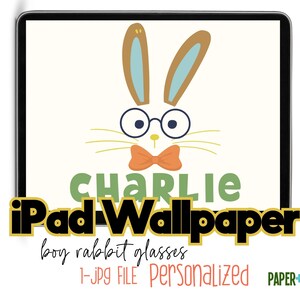 Puede incluir: Fondo de pantalla para iPad con un conejo de dibujos animados que lleva gafas y una pajarita. El nombre del conejo es Charlie. El texto "iPad Wallpaper" está en negro con un contorno dorado. El texto "boy rabbit glasses" está en negro. El texto "1-jpg FILE PERSONALIZED" está en negro. El texto "PAPER+CHAIN" está en negro con un contorno blanco.