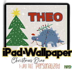 Può includere: Sfondo per iPad con un dinosauro blu con luci di Natale, un albero di Natale verde e il nome "THEO" in lettere rosse.
