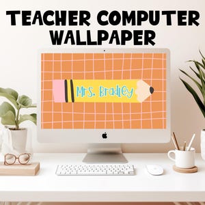 Może przedstawiać: Monitor komputera wyświetla tapetę nauczyciela z napisem "Teacher Computer Wallpaper". Tapeta przedstawia żółty ołówek z napisem "Mrs. Bradley" na pomarańczowym tle w kratkę. Komputer stoi na białym biurku z roślinami i akcesoriami.