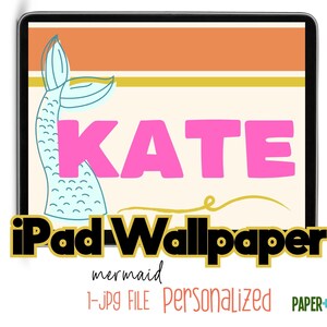 Può includere: Sfondo per iPad con una coda di sirena e il nome "KATE" in lettere rosa su uno sfondo di strisce arancioni, gialle e crema. Il testo "iPad Wallpaper" è in nero con un contorno dorato.