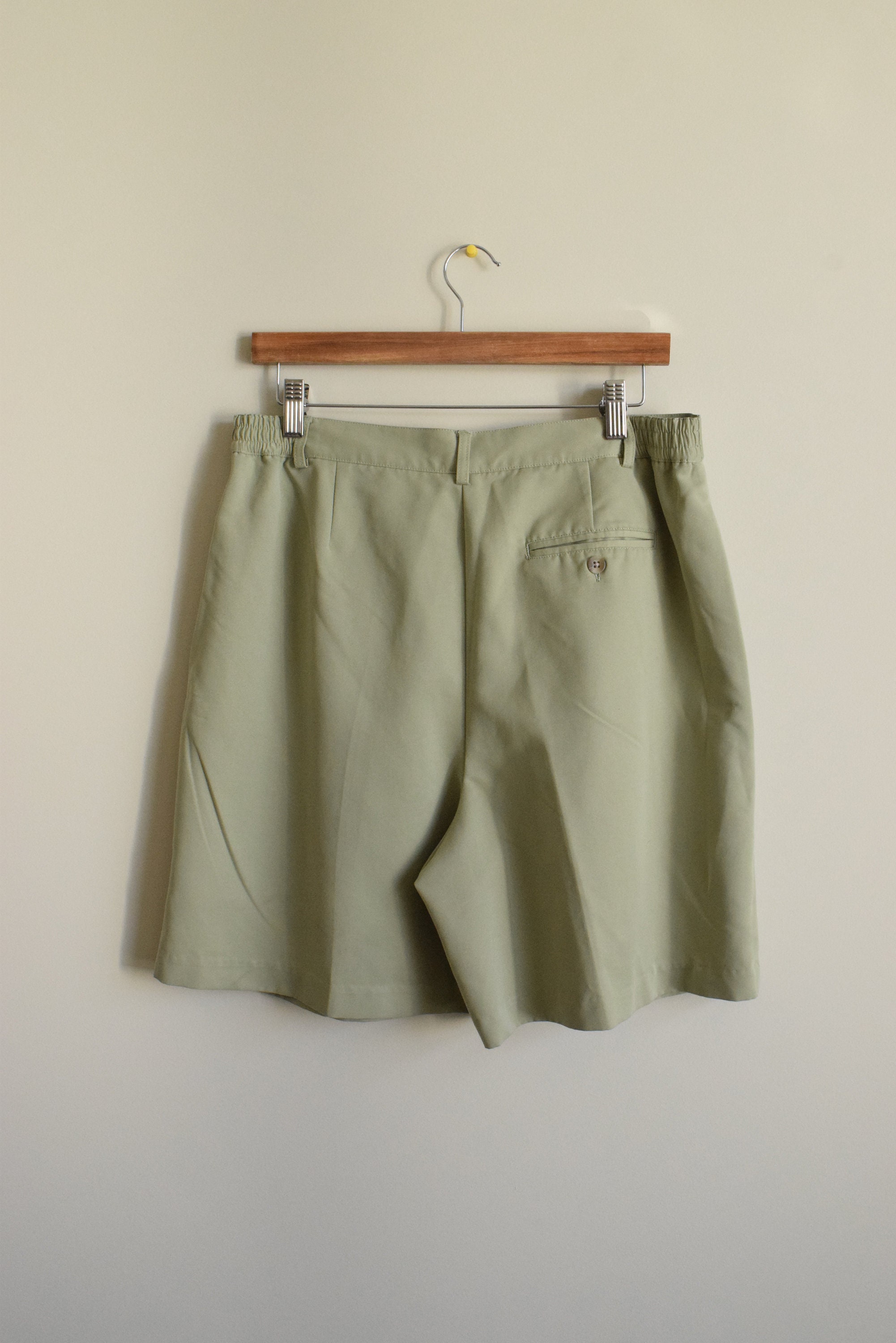 what color goes with sage green shorts