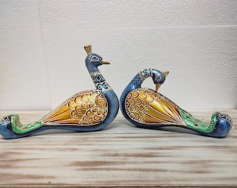 木製のカラフルな孔雀の彫刻、装飾品、木彫り、手描きの孔雀、インドの