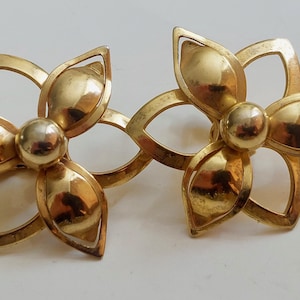 70s Sarah Coventry Gold Flower Clip On Earrings: Vintage Signed Jewelry