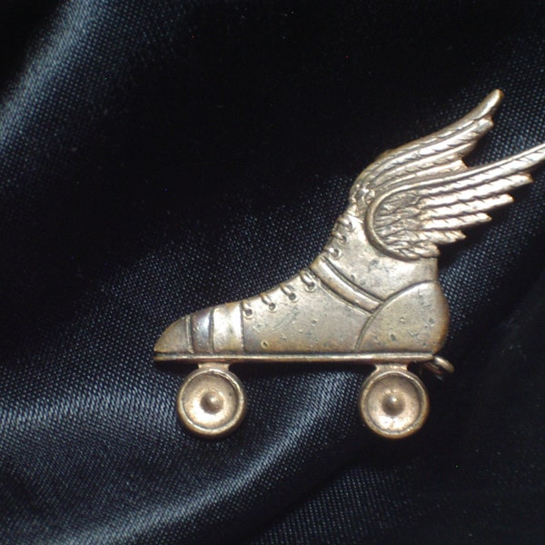 Vintage 1930s Gold WINGED ROLLER SKATE Pin Brooch 3cm  30s 40s Brass Pin - Vintage Sport Jewelry - Roller Boot Jewellery - 30s Gift For Her