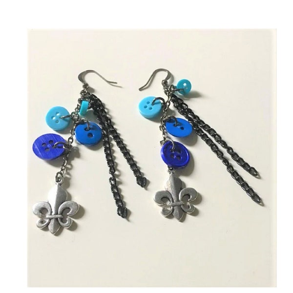 Boucles d'oreilles faites de boutons couleur bleu, Fleur de lys, chaines couleur noir et nickel noir. boucles oreilles femme fille(BO1157)