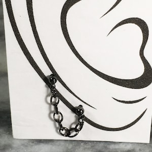 Boucles oreilles doubles piercing reliées par une chaîne, Tiges oreilles deux trous, Puces d'oreilles lobe cartilage noires (BOD1108)