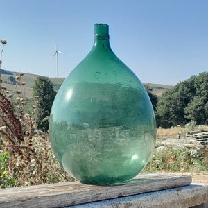 Antiker meerwassergrüner Glasballon, italienischer geblasener riesiger Weinkolben, Glasballon, große Flaschen italienischer Weingüter, Landhausstil
