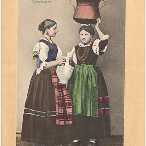 Puede incluir: Dos mujeres con vestimenta tradicional italiana, una llevando una gran olla marr&oacute;n en la cabeza, la otra sosteniendo una jarra blanca. El texto en la postal dice "Costume di Riccia (Campobasso)".