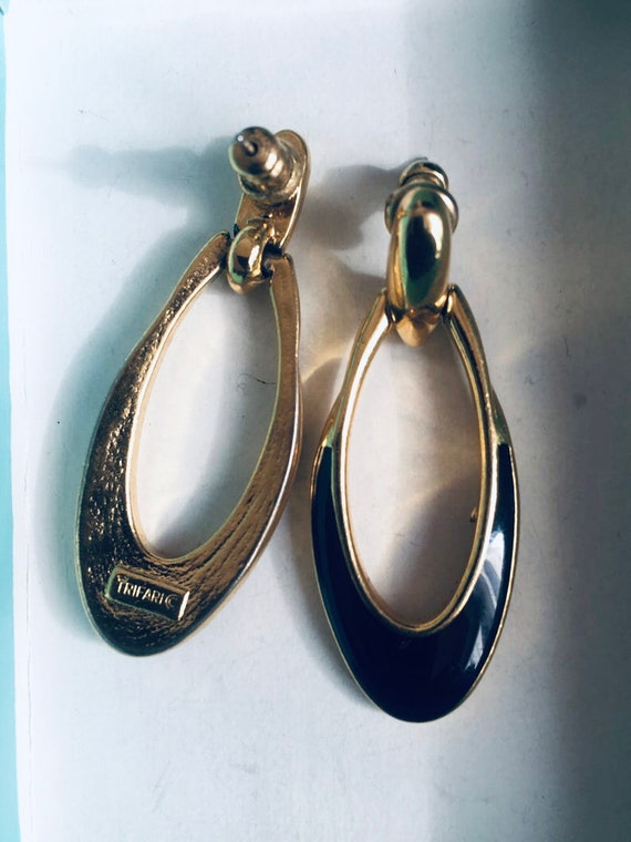 Trifari Post Earrings. Trifari Black Earrings Gold