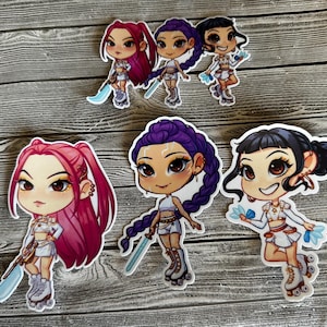 Könnte beinhalten: Sechs Cartoon-Aufkleber zeigen Anime-Charaktere auf Rollschuhen, jeweils mit einer Waffe. Die Charaktere haben rote, lila und schwarze Haare und tragen weiße Outfits mit silbernen Details. Sie halten blaue Schwerter oder dekorative Elemente, im spielerischen Stil.