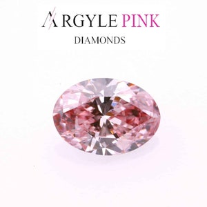 Könnte beinhalten: Ein ovaler rosafarbener Diamant mit dem Branding von Argyle Pink Diamonds.