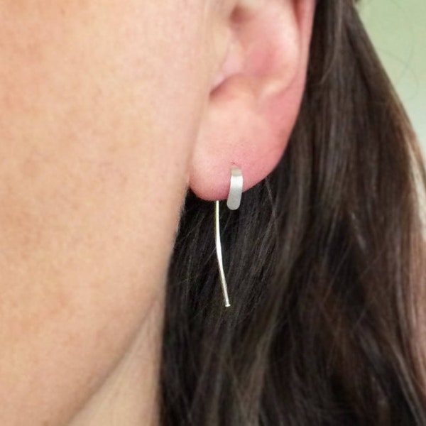 Petite créole ouverte en forme de croissant en argent sterling, boucle d'oreille virgule asymétrique, dos long minimaliste délicat, fille femme maman soeur, anniversaire du Maine