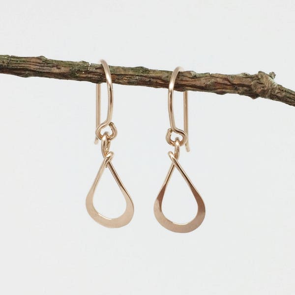 Winziger einfacher Rose Gold Teardrop Ohrring, kleine Regentropfen baumeln, minimalistische moderne Casual, Tochter Schwester Mom Geburtstag, Made in Maine, USA