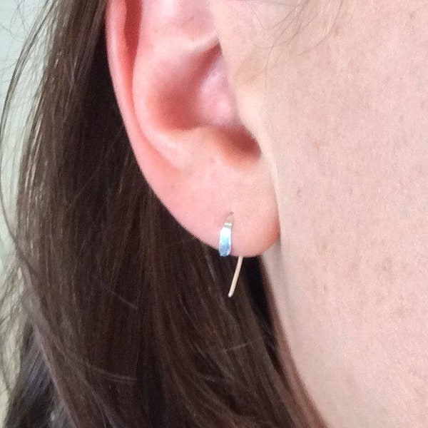 Petit croissant ouvert, petite boucle d'oreille simple virgule minimaliste, ami écrivain éditeur, anniversaire fille soeur femme maman, fabriqué dans le Maine, États-Unis