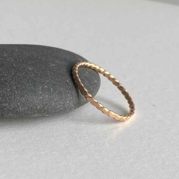 Bague torsadée en or martelé super fine, empilage délicat et délicat, alternative à une alliance mince et minimaliste, pointe du pouce Midi, cadeau Maine