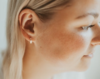 Pequeños aros abiertos rellenos de oro de 14 k: arco de herradura minimalista, hechos a mano en Maine.