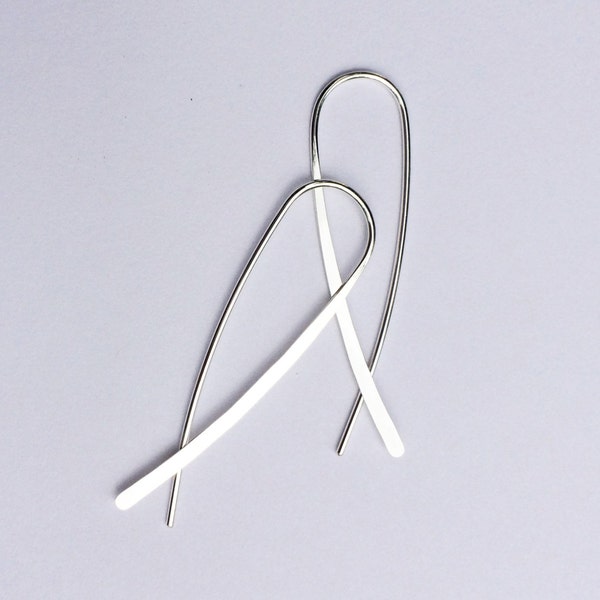 Créoles ouvertes croisées minimalistes en argent sterling, cadeau soeur femme maman, boucles d'oreilles simples à enfiler du poisson fabriquées dans le Maine, pêcheuse, décontractée élégante