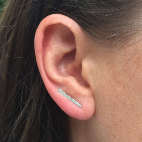 Boucle d’oreille simple ligne droite en argent, grimpeur d’oreille minimaliste sterling, petit chenille d’oreille en argent, cadeau unique, bijoux géométriques modernes du Maine